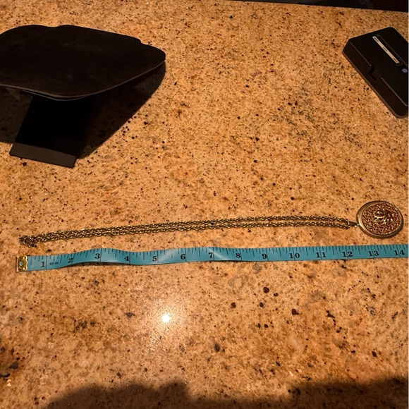 vintage 1970s Sarah Coventry gold-tone filigree oval locket necklace - Picture 5 of 5